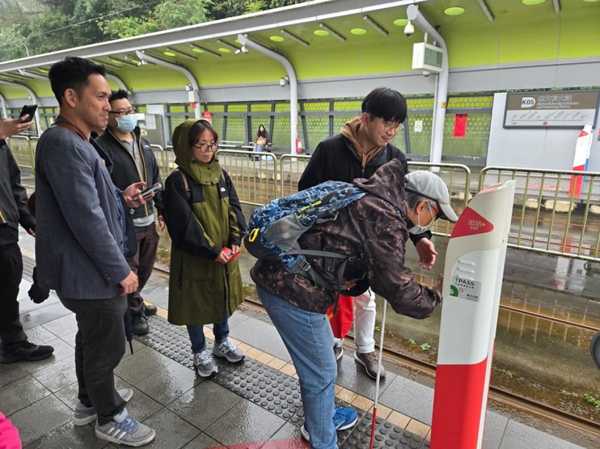 台灣公益聯盟實測安坑輕軌無障礙動線，點出「斷點」成障礙照片